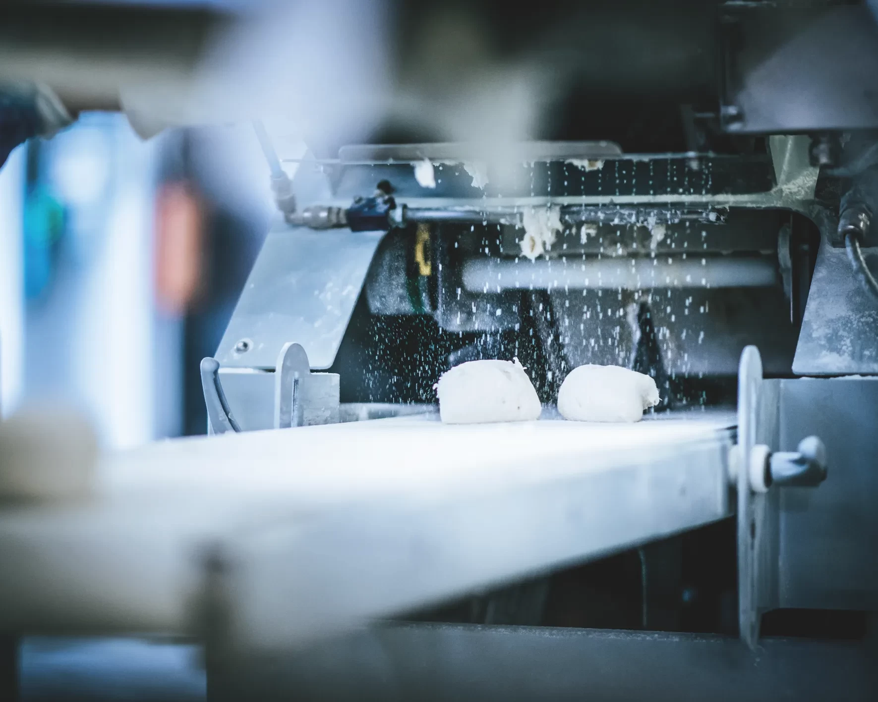 Macchina per la panificazione che trasferisce e impasta l'impasto di pane