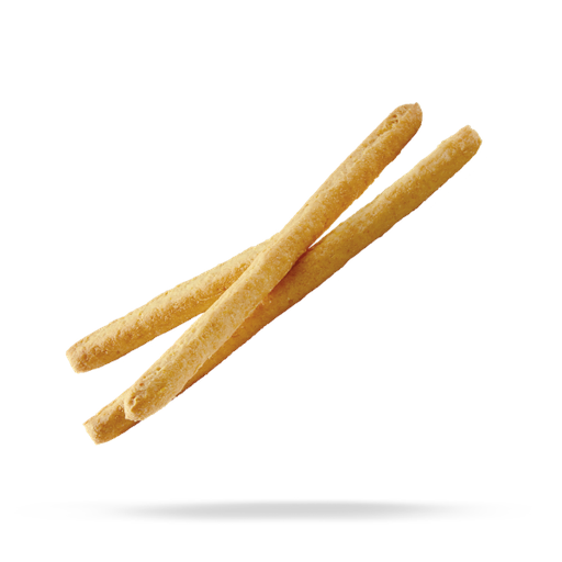 Due bastoncini di snack croccanti in volo su sfondo bianco