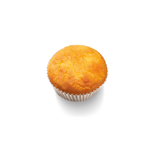 Muffin dorato e soffice su sfondo bianco, ideale per la merenda