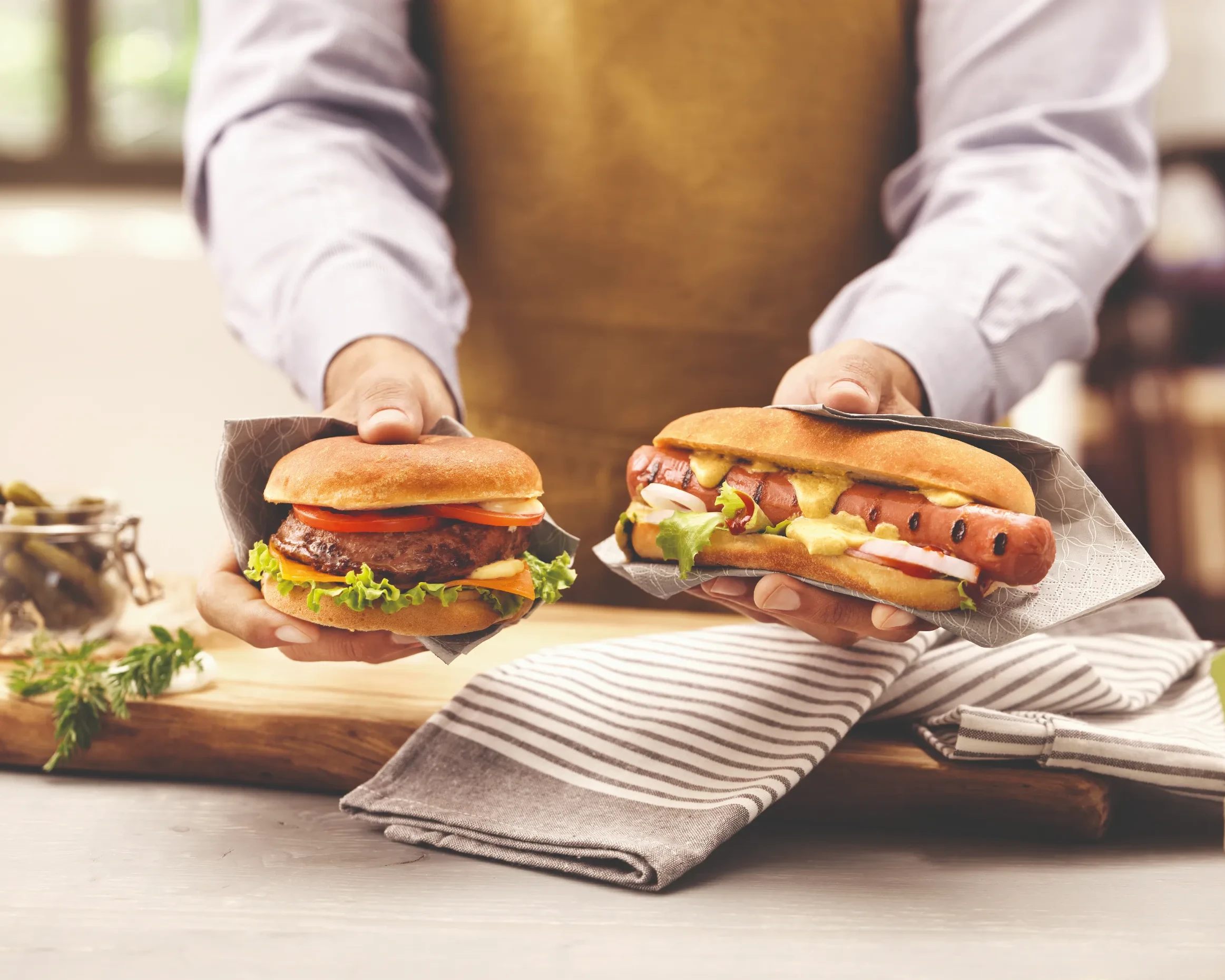 Due panini deliziosi su un tavolo, uno con hamburger e l'altro con hot dog