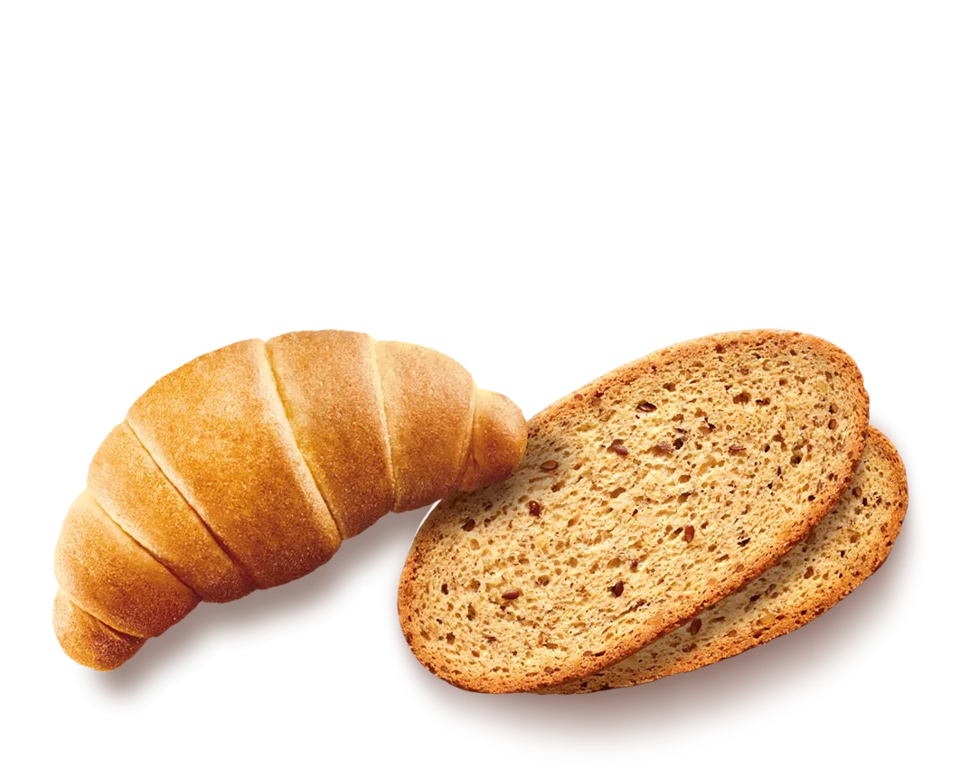 Croissant dorato accanto a fette di pane integrale su sfondo bianco