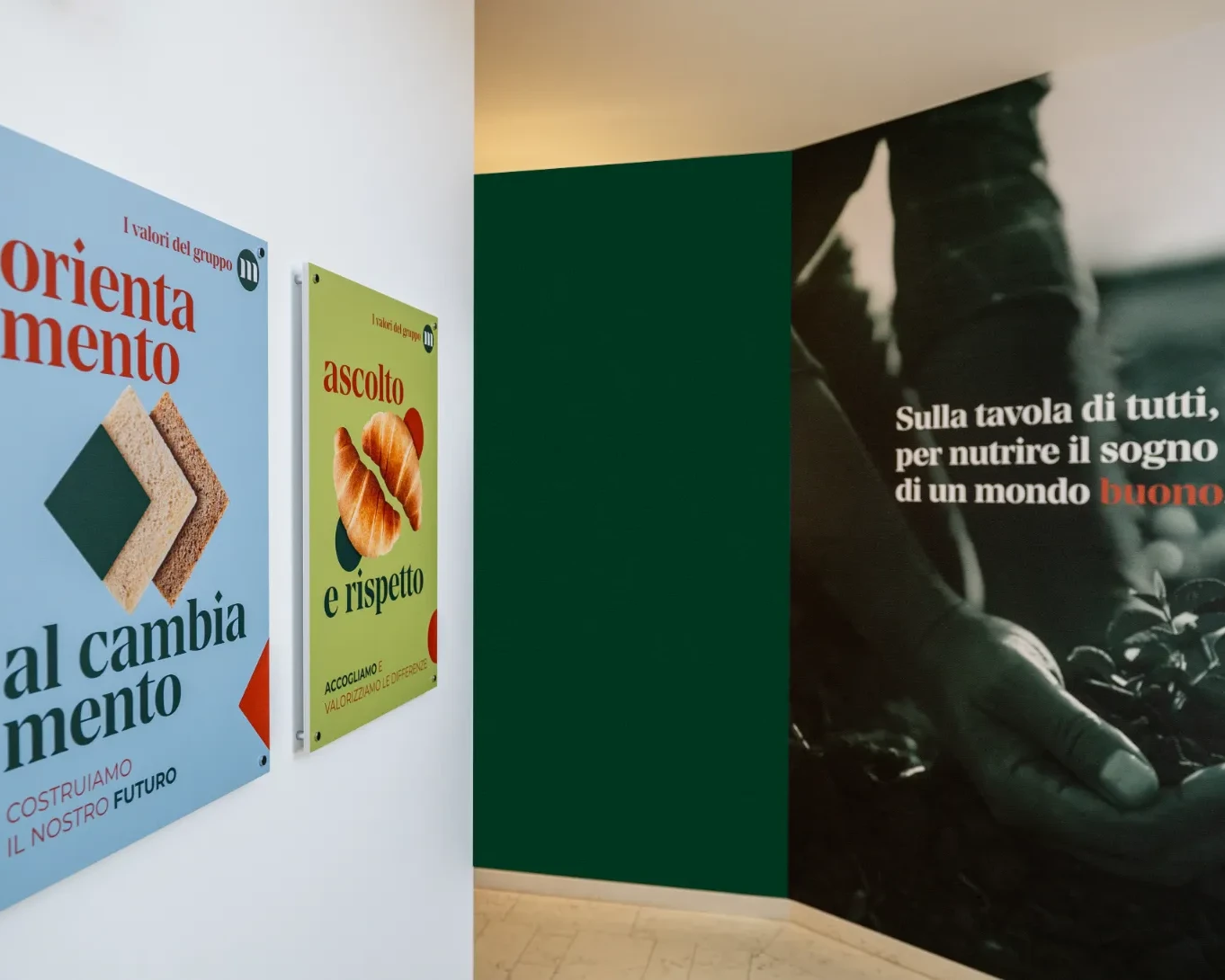 Manifesti decorativi che promuovono il cambiamento e la sostenibilit&agrave; in un ambiente interno