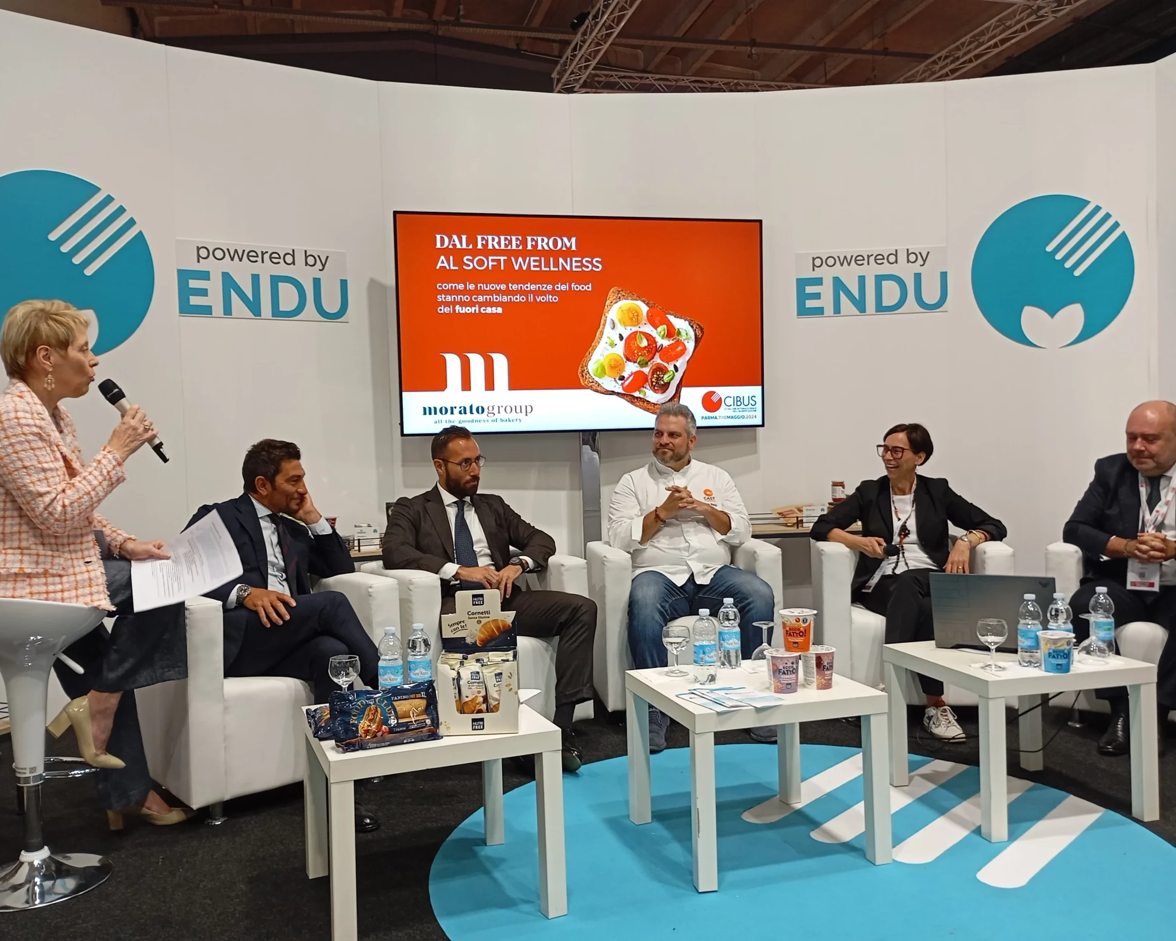 Evento di discussione su salute e benessere con esperti al tavolo