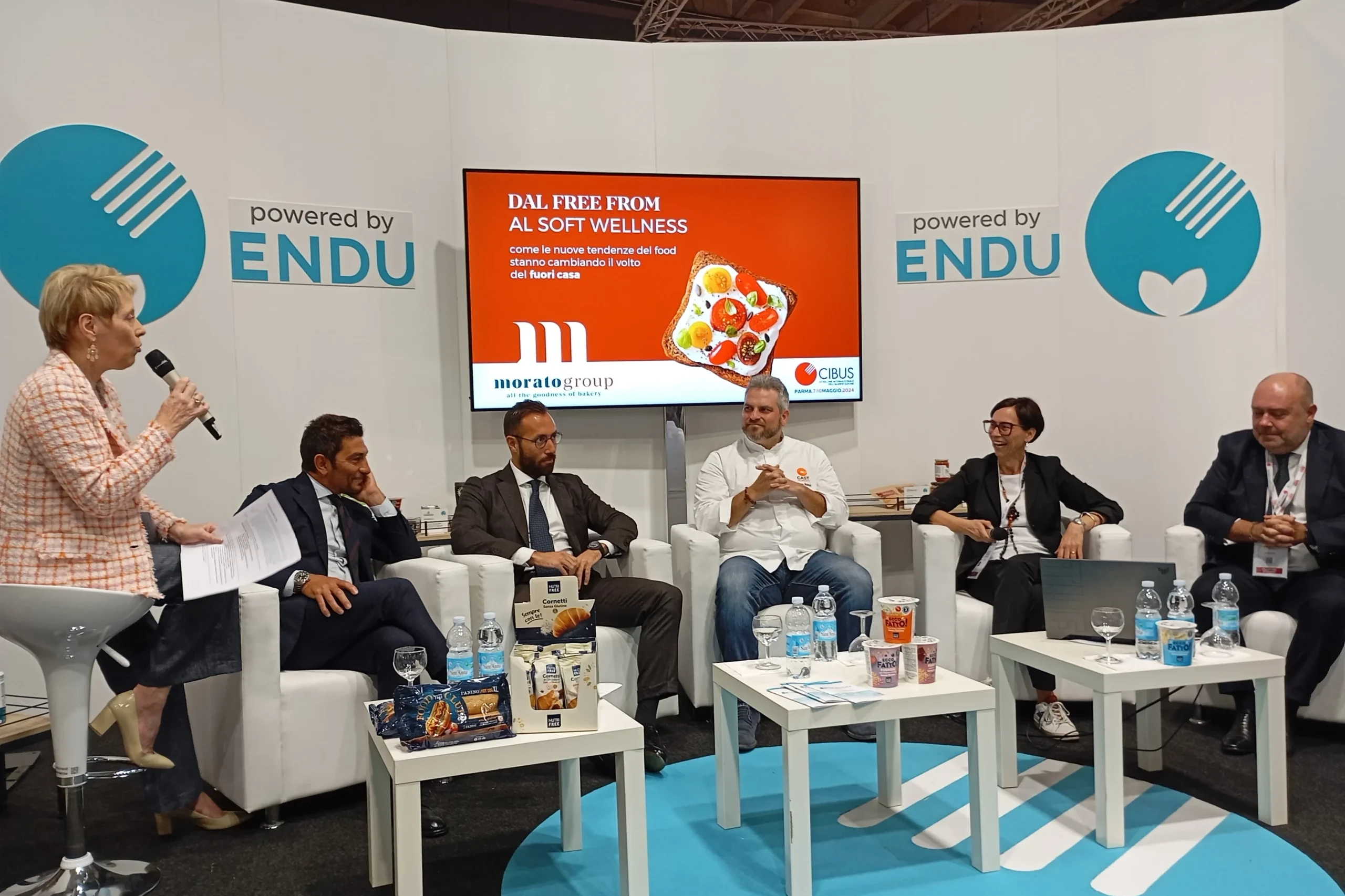 Evento di discussione su salute e benessere con esperti al tavolo